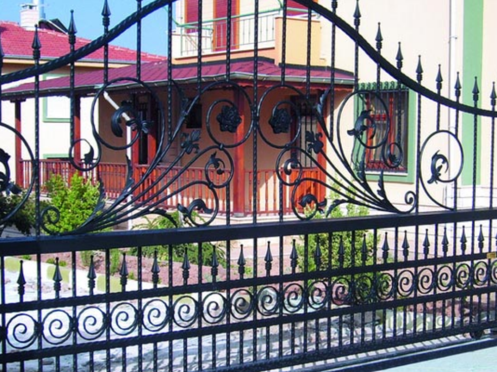 kadikoy-demir-bahce-kapisi.png